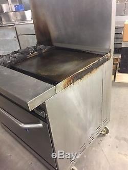 Bakers Pride Natural Gas Range with 2 Burners 24 Inch Griddle And Convection Oven