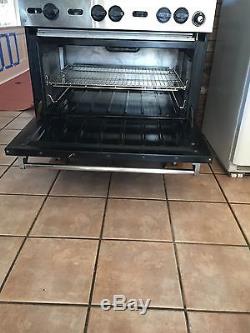 Wolf Commercial Stove 4 burners and griddle 30. Very little use in private home